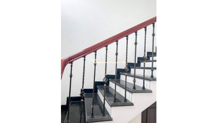 Nhà tôi cho thuê nhà hai cửa đi, mới, Hoàng Cầu, 98m2x 4T vỉa hè 31 Tr
